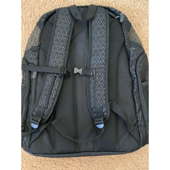 Point 3 Basketball Backpack With Ball Compartment Black 22x18 - Picture 2 of 2